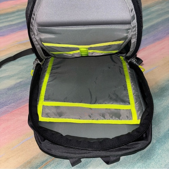 Thule EnRoute Blur Daypack for 17 inch MacBook Pro and iPad - Dark Shadow - Picture 10 of 13